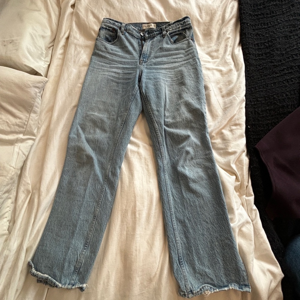 Abercrombie 90’s straight high rise jeans with side slits